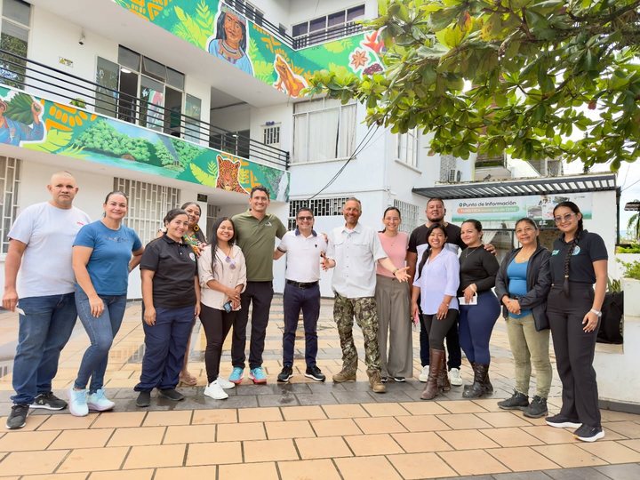 Egor, in an olive shirt, with the local team during his visit to Orito, Putumayo
